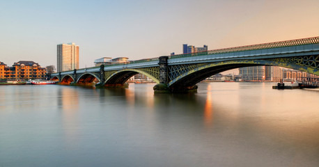 Fototapeta na wymiar Cremorne Bridge Over The Thames