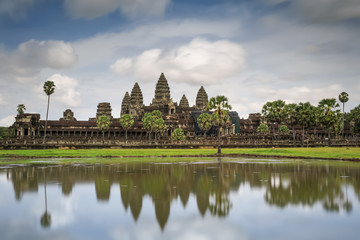 Naklejka premium Angkor Wat seen across the lake