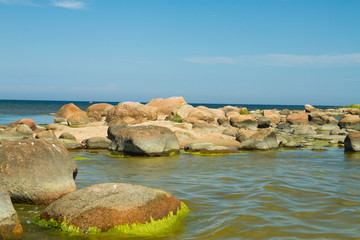 Fototapeta na wymiar rocks into the sea