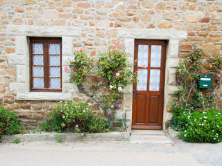Fototapeta na wymiar entrée de maison bretonne