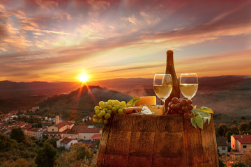Weißwein mit Barell im Weinberg, Chianti, Toskana, Italien