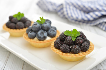 Mini tart with fresh berries