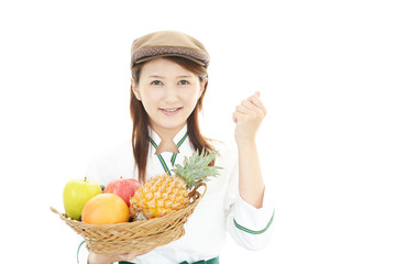 果物を持つウェイトレス