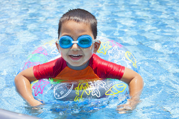 プールで遊ぶ子供