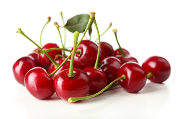 Obraz na płótnie Canvas Sweet cherries isolated on white