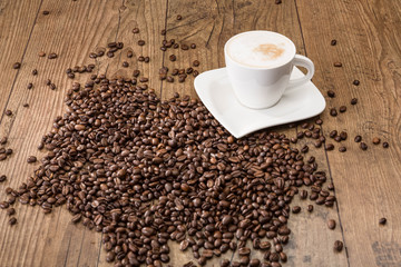 Cappuccino und Kaffeebohnen