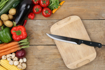 Gemüse zubereiten und schneiden Messer auf Küchenbrett