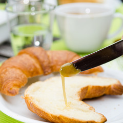 croissant mit honig bestreichen,