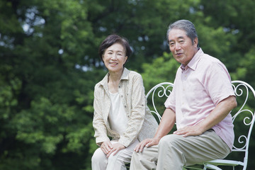 Obraz premium 椅子に座る夫婦
