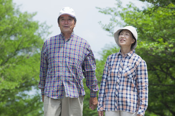 散歩をするシニア