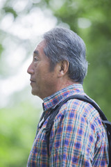 リュックを背負ったシニアの男性