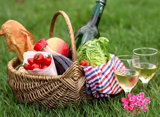 Photo sur Plexiglas Pique-nique Panier pique-nique avec vin, pain, légumes