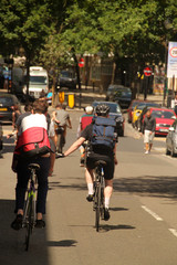 Fototapeta na wymiar Ciclistas en un entorno urbano