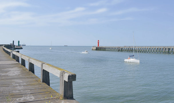 entr&eacute;e de petits bateaux dans le port de Boulogne sur mer