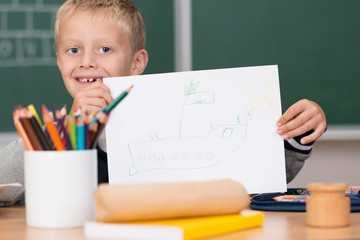 schüler zeigt ein selbst gemaltes bild