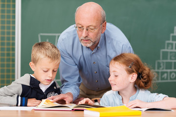 älterer lehrer unterrichtet in der grundschule