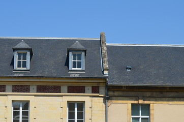 Lucarne de toit et séparation d'immeuble