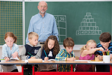 kinder mit lehrer in der schule