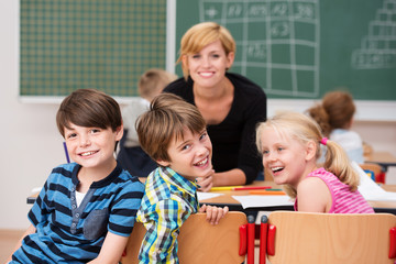 glückliche kinder mit ihrer lehrerin