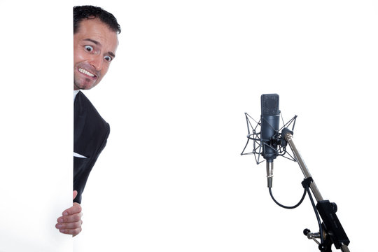 Musiker hat Lampenfieber und Angst zu singen mit Studiomikrofon auf Spinnenhalterung Porträt
