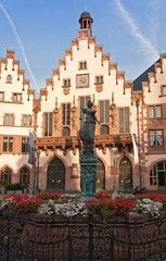 Fototapeta na wymiar Frankfurter Römer mit Gerechtigkeitsbrunnen