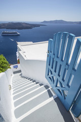 Obraz premium drzwi i schody z morskim statkiem na Santorini