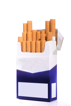 Zigarettenschachteloffen, mit raußstehenden Zigaretten