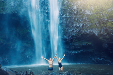 Fototapeta na wymiar Couple under waterfall