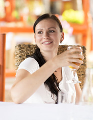 Femme avec une bière