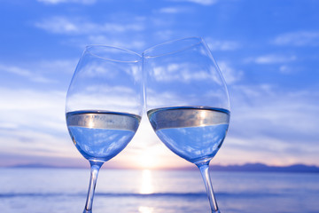 夕暮れのビーチで乾杯