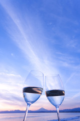 夕暮れのビーチで乾杯