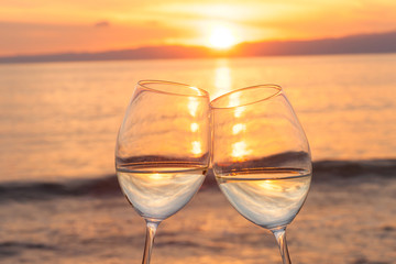 夕暮れのビーチで乾杯
