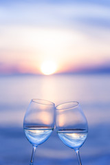 夕暮れのビーチで乾杯