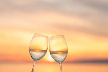 夕暮れのビーチで乾杯