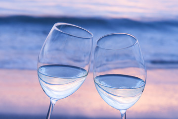 夕暮れのビーチで乾杯