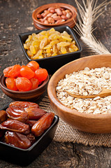Oatmeal and dried fruits