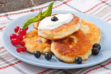 Cheesecakes with sour cream decorated with berries