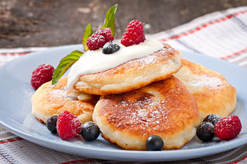 Cheesecakes with sour cream decorated with berries