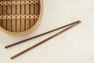 traditioneller Bambus Dämpfer und Stäbchen