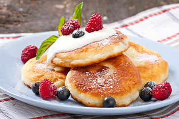 Cheesecakes with sour cream decorated with berries