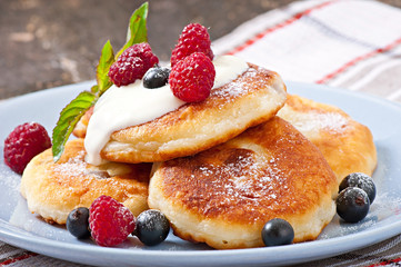 Cheesecakes with sour cream decorated with berries