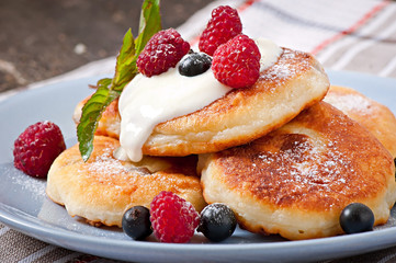 Cheesecakes with sour cream decorated with berries