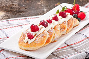 Cheesecakes with sour cream decorated with berries