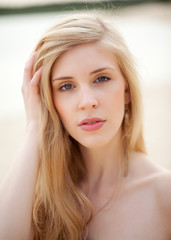 Blonde Frau am Strand fühlt sich wohl