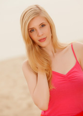 Blonde Frau mit pinkem Top