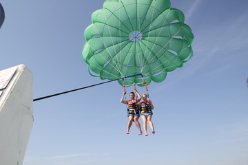 туристы на парашюте