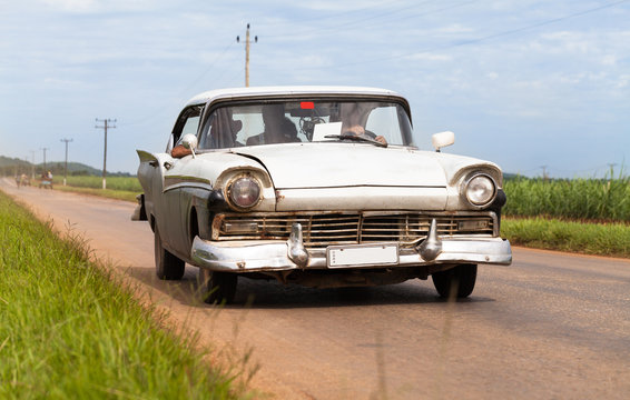 Kuba amerikanischer Oldtimer im Landesinneren