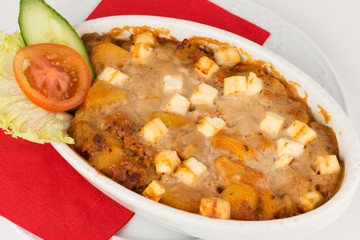 Kartoffel-Hackfleisch-Auflauf mit Feta-Käse