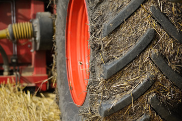 Dreckiger Reifen eines Traktor © Ewald Fröch