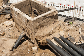 Ein alter Kabelschacht aus Beton wird verschrottet